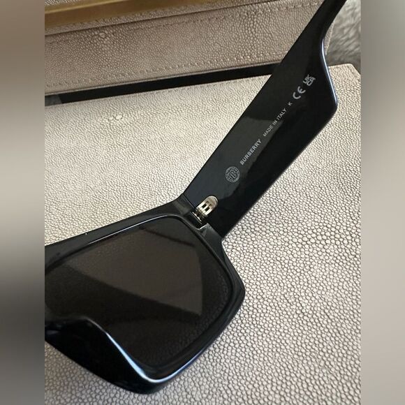 Burberry Men’s Black Rectangle Sunglasses - Made in Italy - Picture 6 of 17